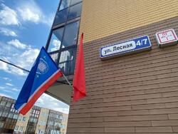 Установка флагштока на фасаде дома